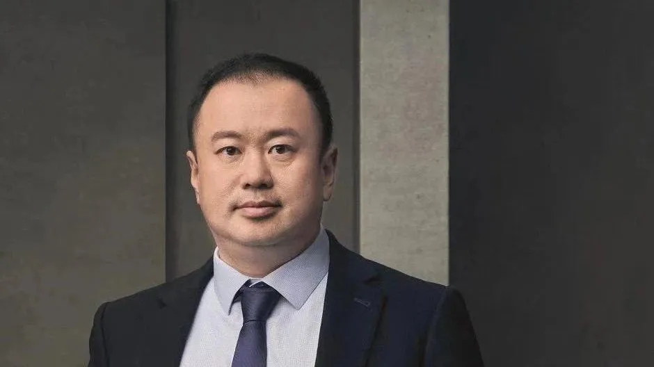 英科医疗 一天蒸发百亿!实控人减持套现30亿,“手套茅”股价惨遭“腰斩”