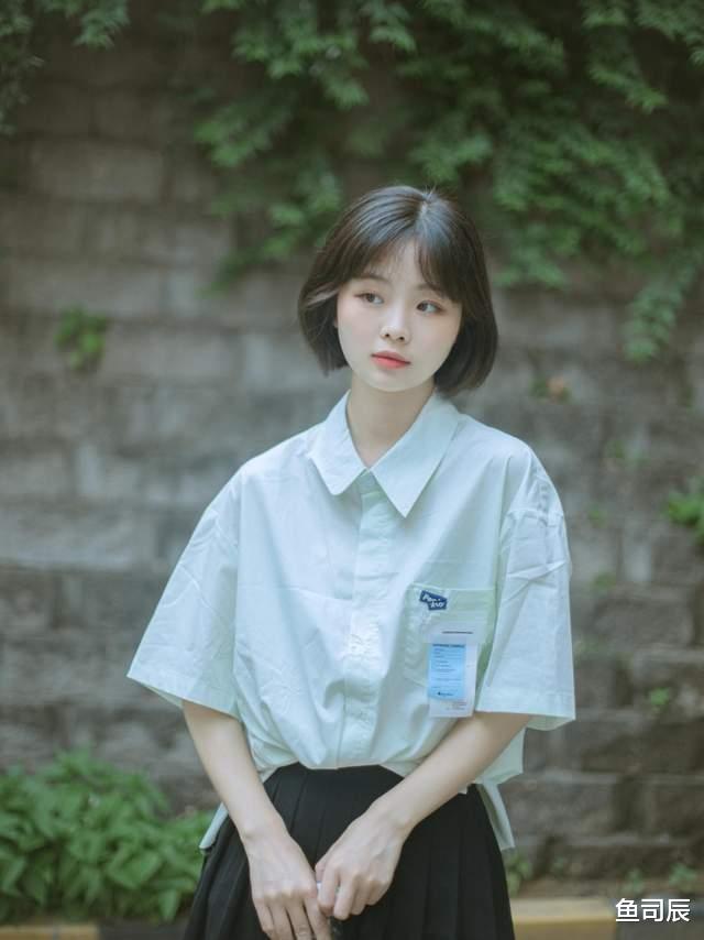鱼司辰|想要穿出少女感,不如试一试粉色衬衫+白色背带裤,元气十足