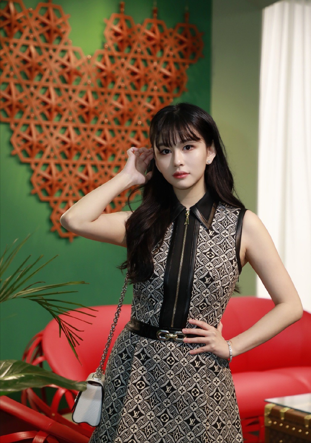 穿衣搭配|邱淑贞女儿真会凹,穿露脐装秀身材丰腴而不臃肿,有其母必有其女