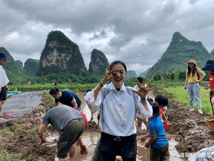 凌晨妈妈育儿|姚晨陪孩子抓泥鳅：懂得陪孩子玩的父母，培养出的孩子更优秀