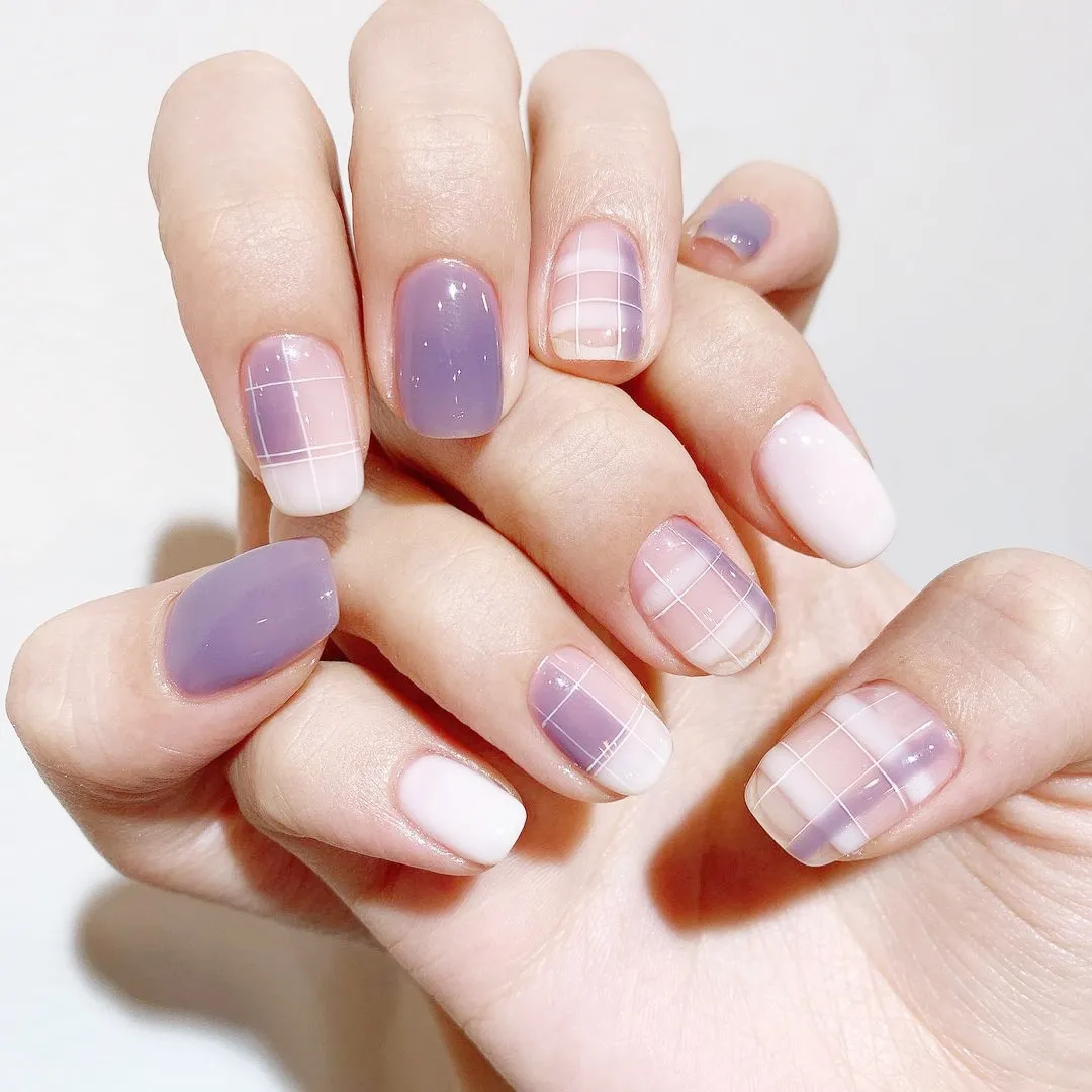 香奈儿 秋冬选这5种美甲色，显白又高级！