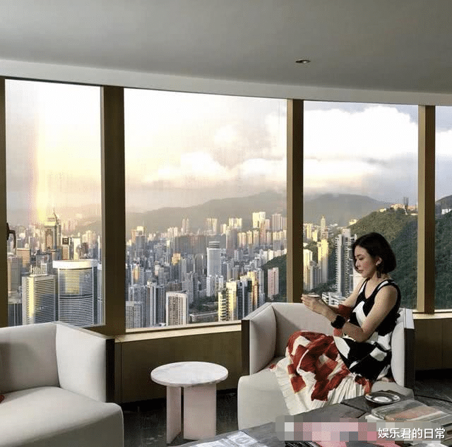 关之琳|关之琳聚会被偶遇，皮肤比路人白三度太抢眼，59岁仍独居半山豪宅