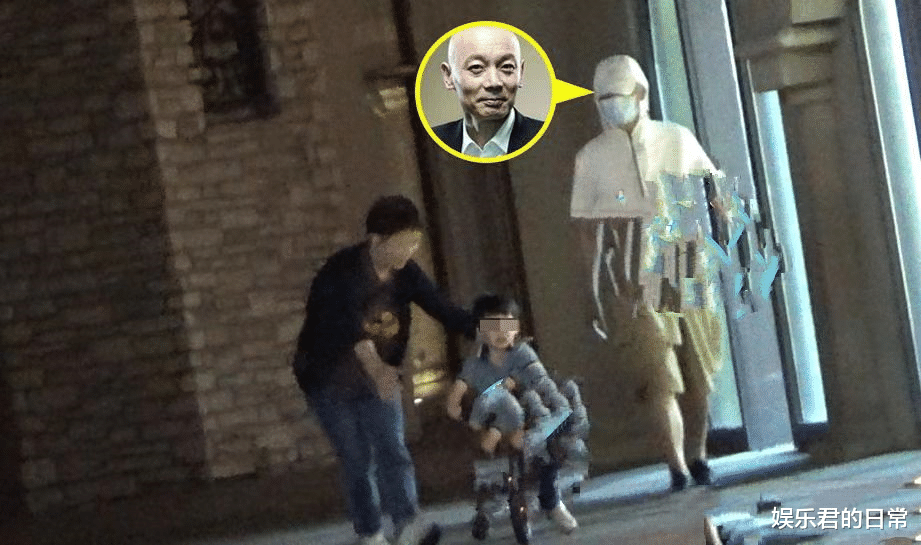 葛优|葛优3岁儿子罕曝光，被保姆抱手中脚不沾地，母亲随行身后显富态