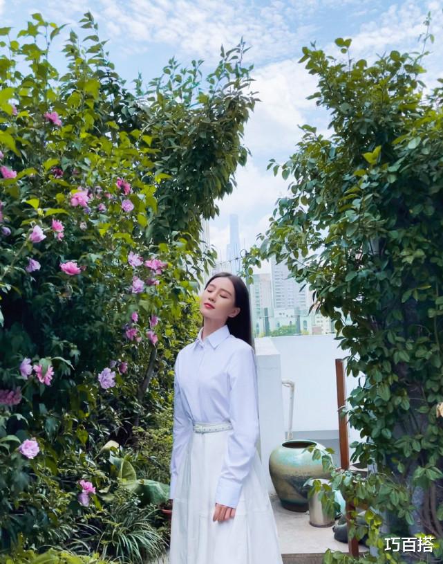 巧百搭|刘诗诗当妈之后更有气质了！一袭白裙清纯又可人，美得高级