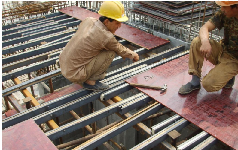 木工、架子工、钢筋工、建筑工他们的工资400一天，拿命赌明天