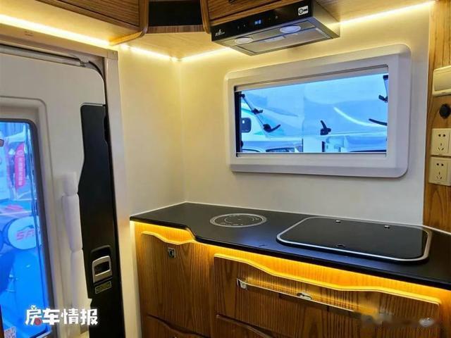 依维柯房车|新款依维柯房车亮相，4种内饰风格任意选，全家老小都能住得下