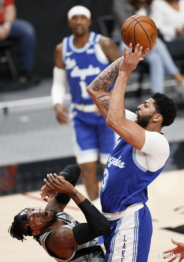 湖人队|湖人输球更有利夺冠！詹姆斯算计了快船一手，还为更大交易做铺垫
