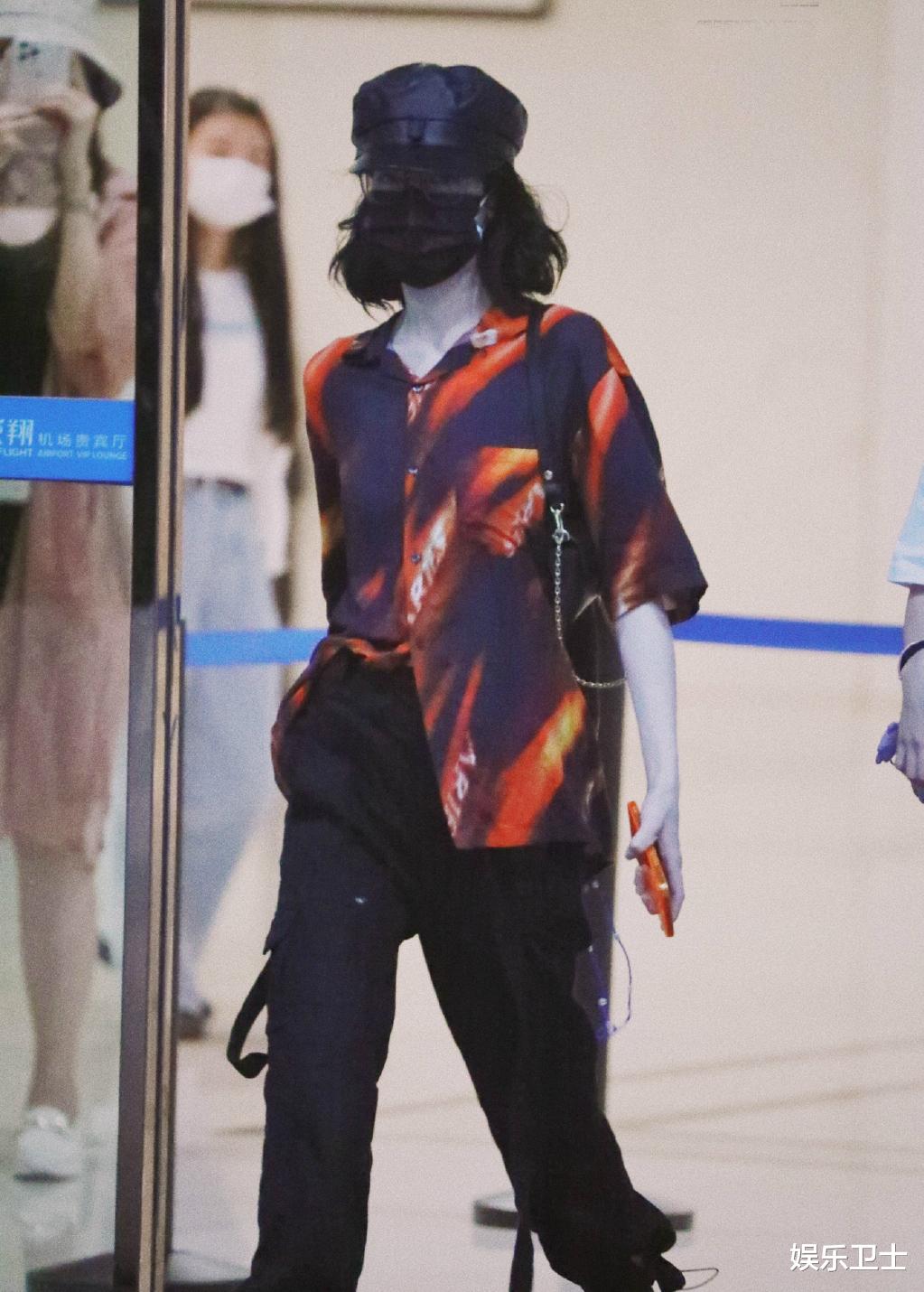 迪丽热巴|荣耀夫妇发糖！杨洋发文问迪丽热巴还气吗，热巴甜蜜回复还喂杨洋吃包子