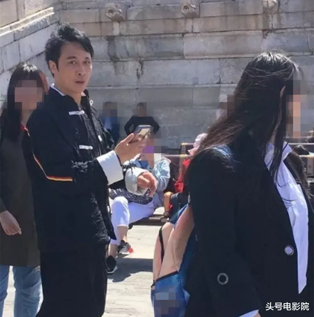 吴镇宇|吴镇宇60岁上《追光吧》：唱得烂，却迷倒一片！金晨7字点评精辟