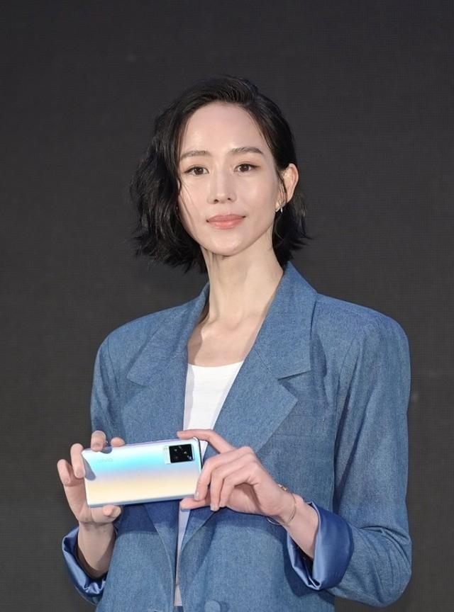 波波的时尚|张钧甯衣品太好了，穿雾霾蓝西装显高挑，光看腿长就有“1米8”