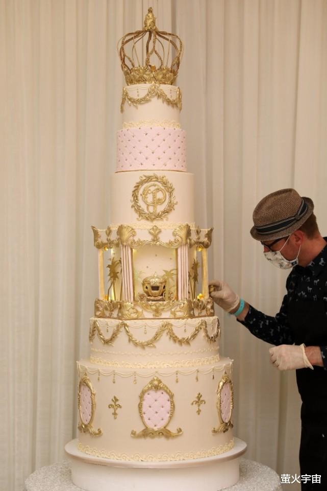|帕里斯·希尔顿婚礼菜品曝光，金箔包土豆尽显奢华，皇冠蛋糕美翻