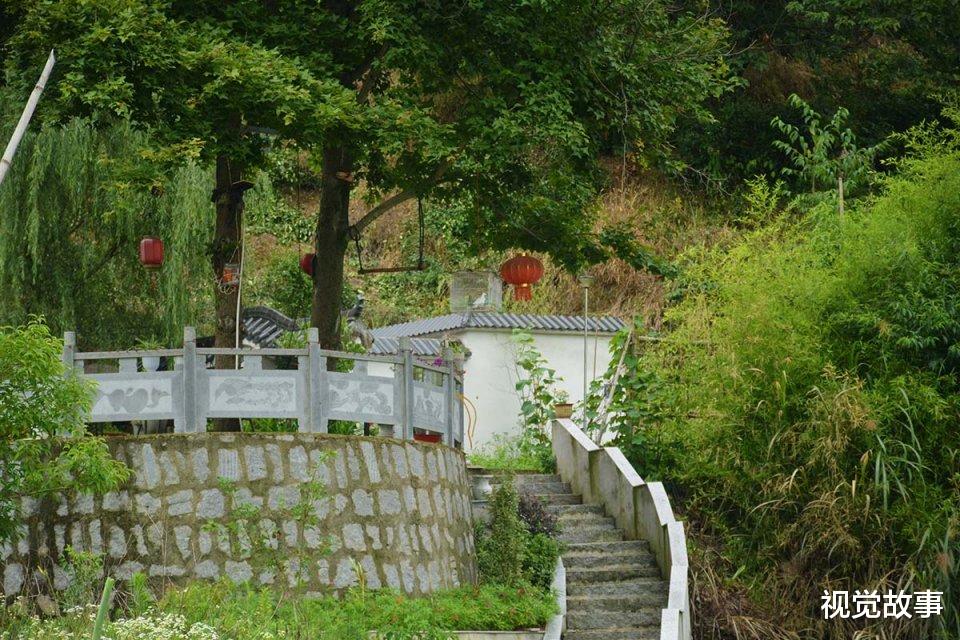 不想回家|农村人住山中瓦房，屋前装饰豪华典雅，村民称不想回家