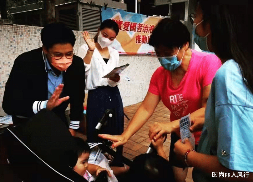 时尚丽人风行|郭晶晶真是贤妻！陪霍启刚一起上街宣传爱国教育，穿搭端庄超有范