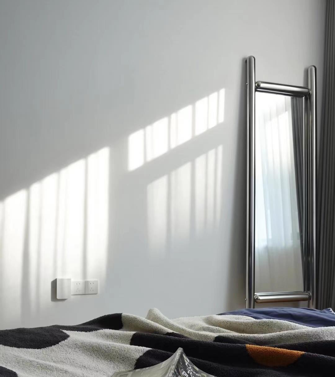 坚持全屋“黑白配”的小夫妻，把家装修的极简纯粹，装出大宅范