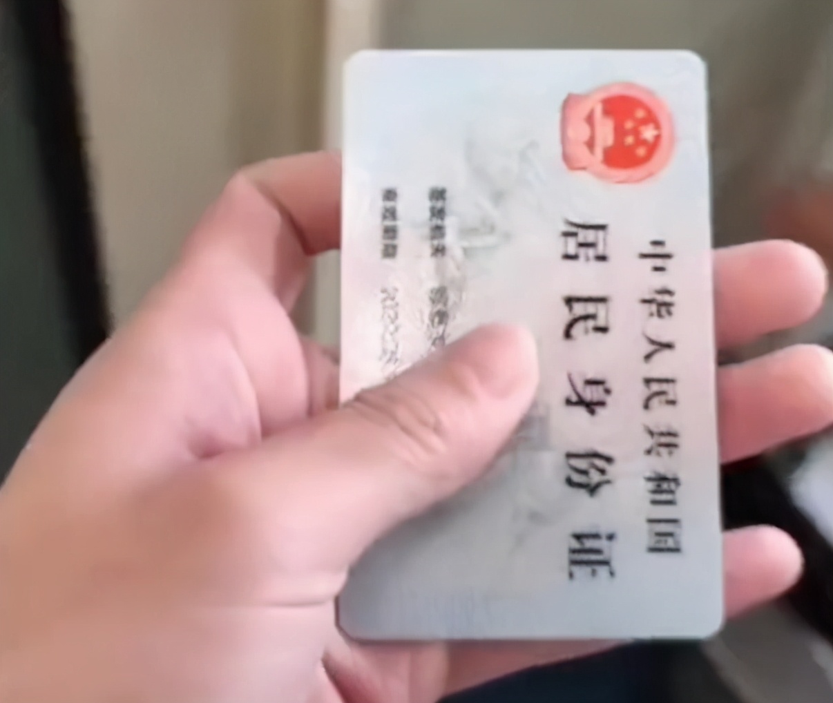 安然说社会 河北一女子身份证掉入火车铁轨里,听到发车铃声后,她差点绝望