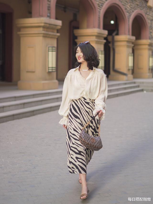 每日搭配指南|收起你的裤子吧!今夏流行:“短上衣+半身裙”,时髦显瘦显气质