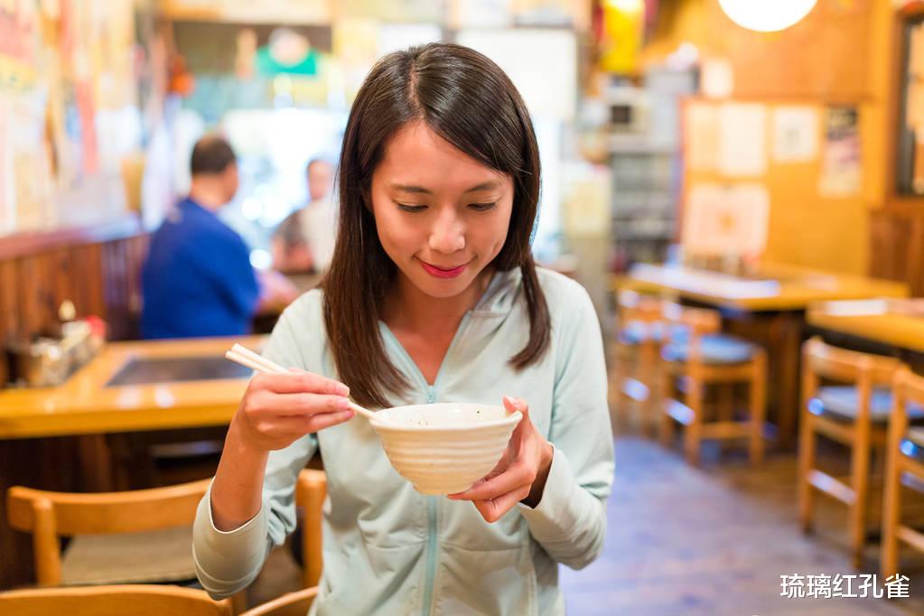 琉璃红孔雀|离婚后，婆婆要求退彩礼，儿媳直言：嫁妆和装修钱呢？