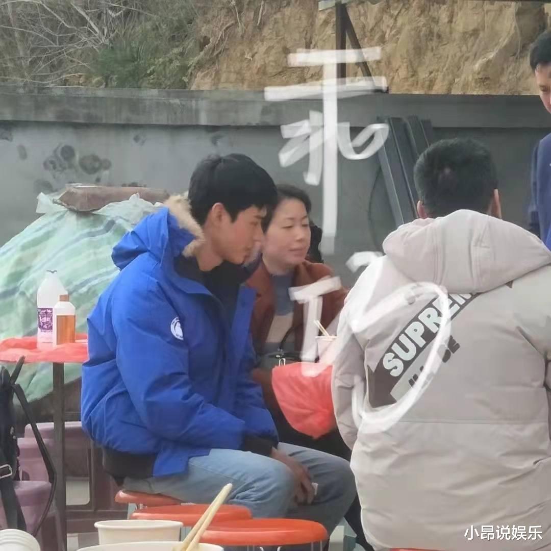 龚俊|龚俊憨憨人设实锤！回村吃席满脸笑容藏不住，一件羽绒服穿三年