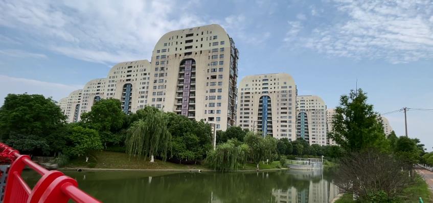 苏州一奇葩的小区,由英国人设计,房价两万却被称为“墓碑楼”