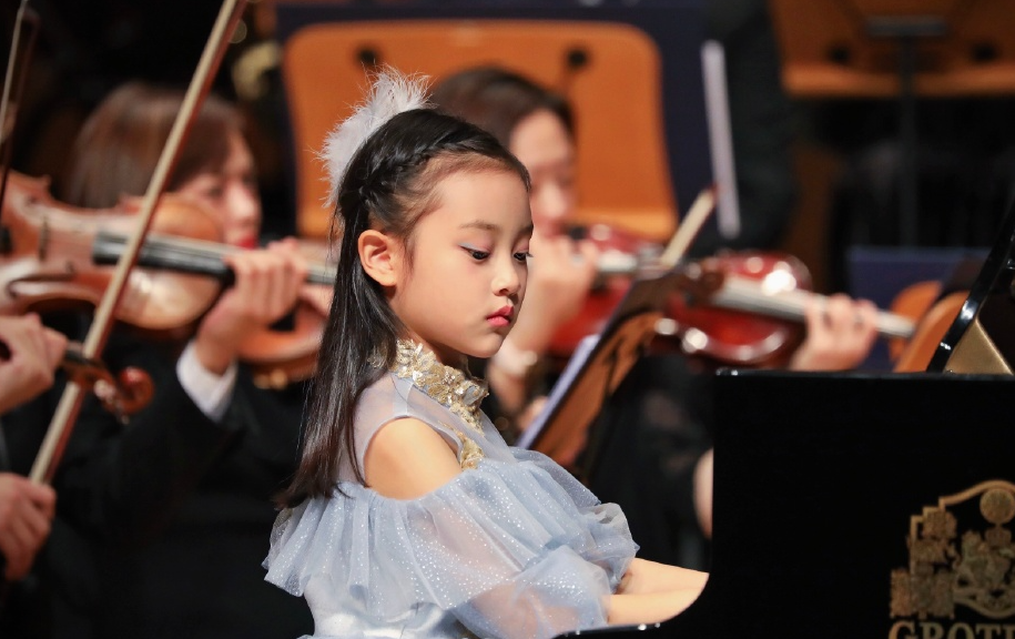 贾云馨|8岁甜馨长大啦！化浓妆穿着时尚T台走秀，气场全开获全场观众猛拍