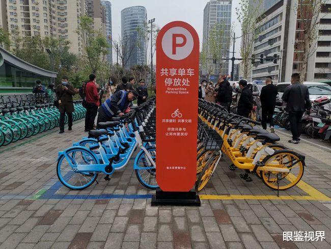 眼鉴视界 陕西一女子私锁共享单车，工作人员见状扣锁，女子大骂其不讲道理