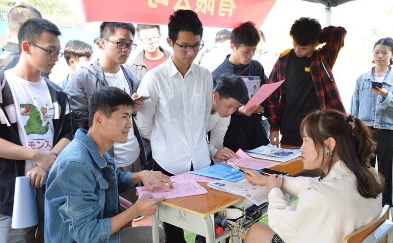 大学生|人手2到4个offer，职业技校生未毕业就被抢空，大学生表示羡慕