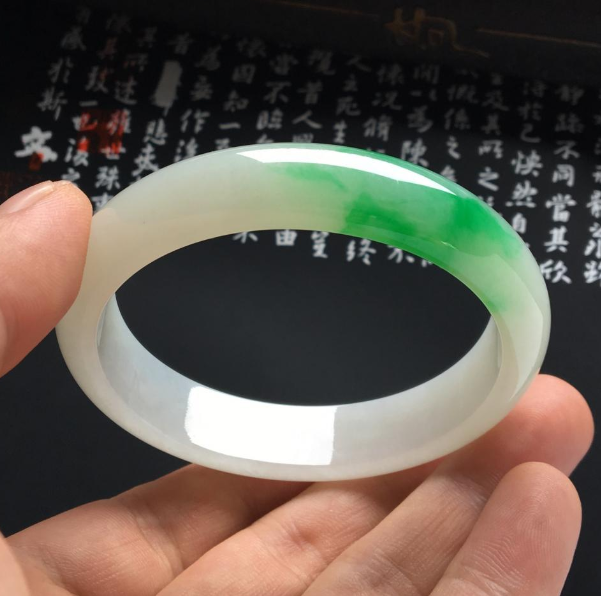 翡翠|白底青翡翠什么价位？这种翡翠有收藏的价值