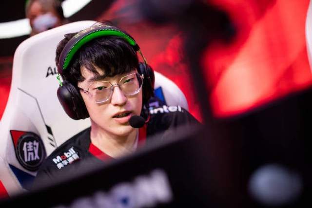 火箭筒|LPL迎榜首之战!EDG碰上劲敌FPX,收官战热度拉满LPL官方笑惨