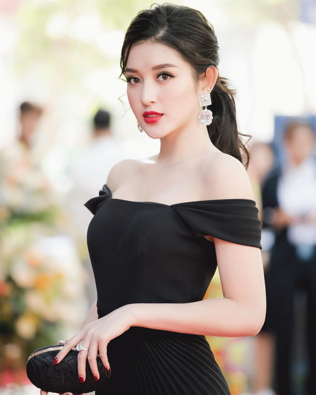 迪丽热巴|艳压迪丽热巴，身材比柳岩还好，富豪狂掷90亿只为博她一笑