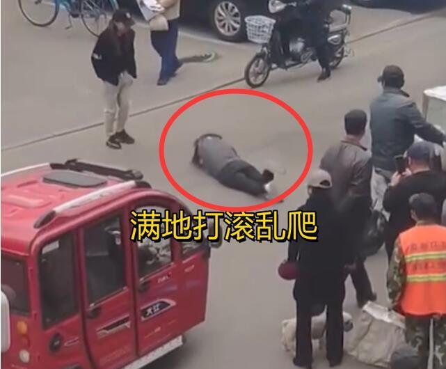 孔维静说 撒娇女人最好命！辽宁女子当街打滚耍脾气，围观者：这是“巨婴”