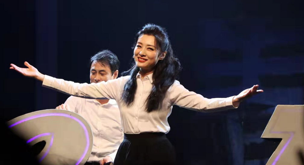 周涛|53岁周涛舞台上伤心痛哭！获男演员牵手安慰，穿白衬衫黑裙显年轻