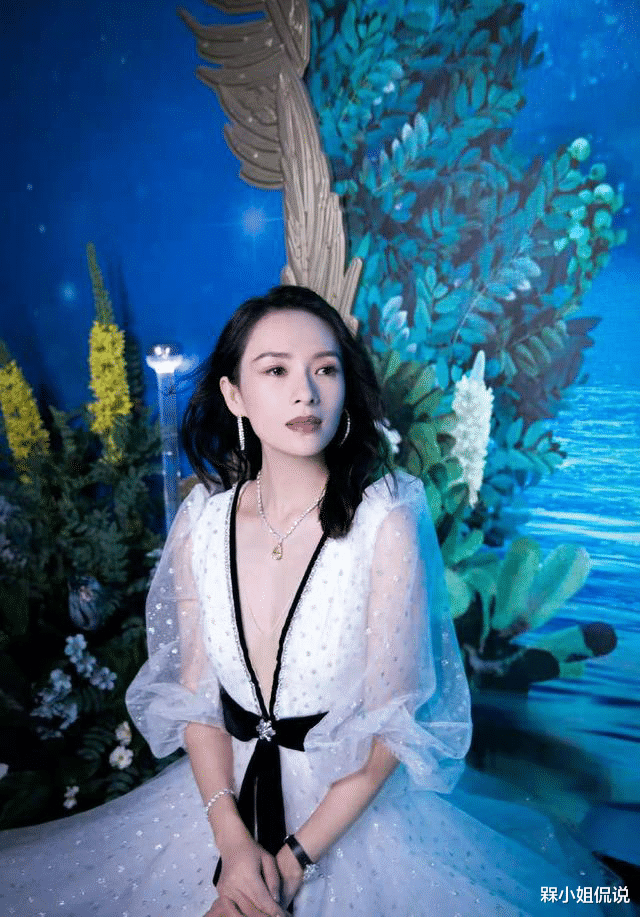 章子怡|章子怡生了俩娃仍放得开，穿白色纱裙领口开到腰，汪峰也不来管管