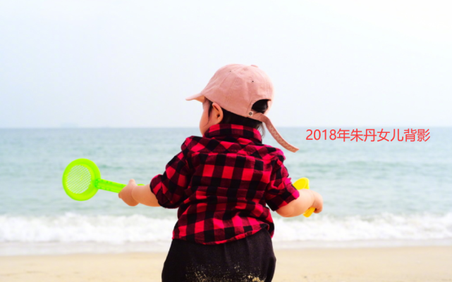 朱丹|朱丹罕晒子女合照，四岁女儿手长腿长，周岁弟弟背影太像姐姐小时候