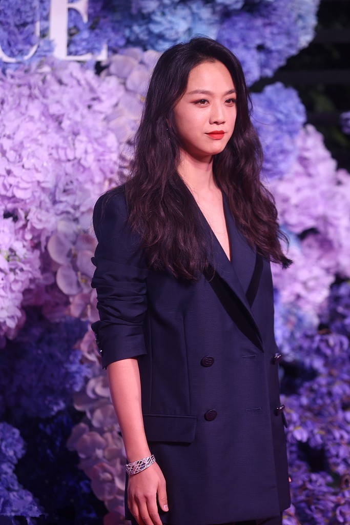 美人哒 42岁汤唯气质太出众，穿西装比别人穿礼裙还好看，高级感爆棚