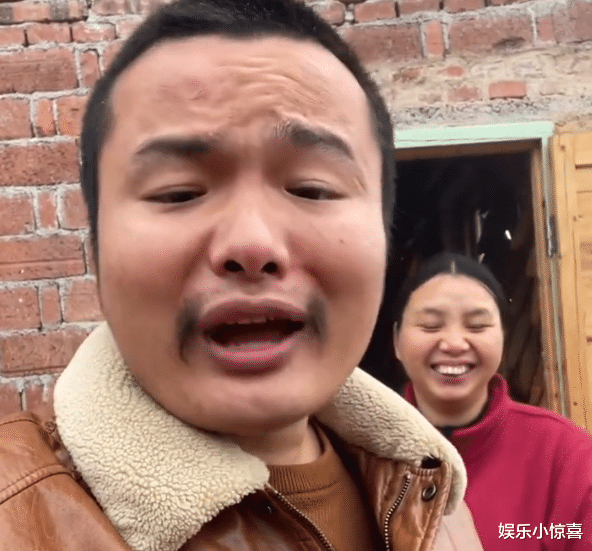 安杰|牛爱芳被粉丝找上门，路人镜头下穿着得体，握手时还不太情愿