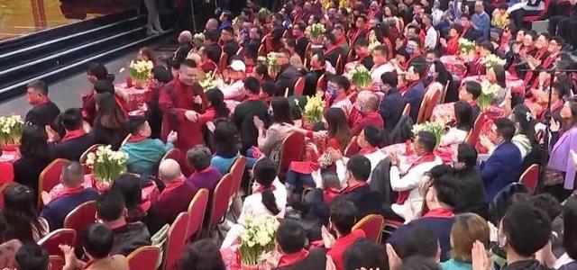 相声|岳云鹏孙越相声《年三十的歌》，逗笑了观众，也成了春晚的经典