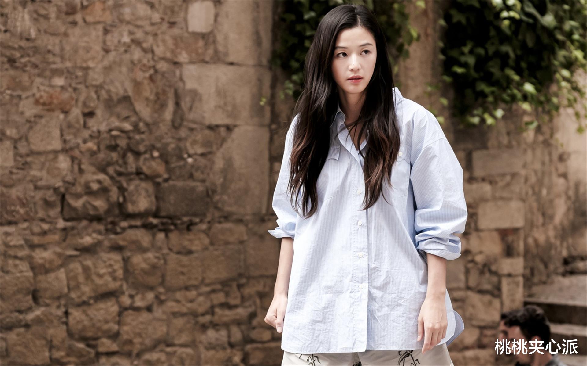 全智贤|全智贤最新时尚大片曝光，脸颊凹陷显沧桑，过瘦让人认不出！