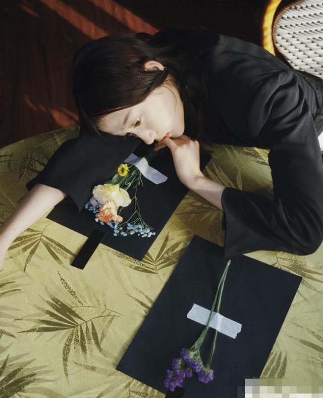 春晚|有种毁容叫关晓彤穿白袜，看到她侧躺在床上的腿，说120斤我都信