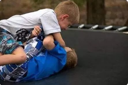 萱爸育儿经|儿子在幼儿园遭受霸凌，机智爸爸这样应对，家长看后盛赞：高情商