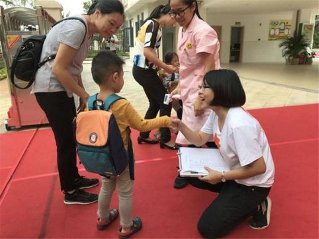 哑铃妈妈|这些“中国式礼貌”,正伤孩子于无形中,家长别再拿来炫耀了