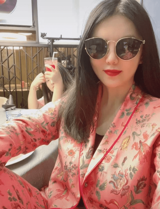 闲鱼有话说|李湘减肥成功？圆润贵妇脸瘦成瓜子脸，穿那么花的西装也不显胖