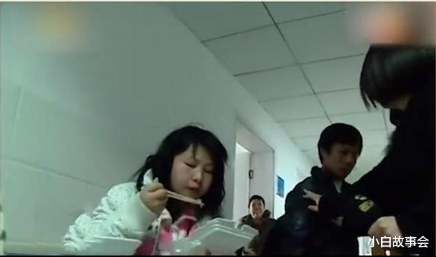 新婚妻子怀孕两个月,喝农药自杀,丈夫怒骂妻子不忠!