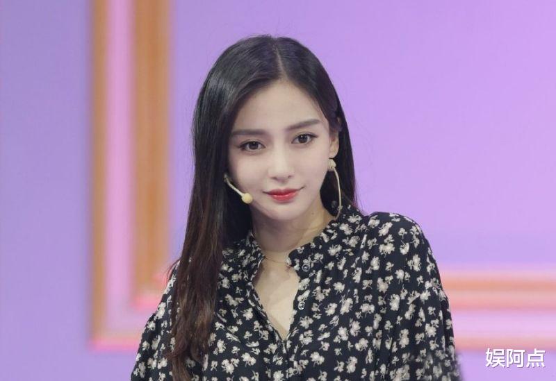 冯小刚|baby街头拍戏被偶遇，网友曝光了杨颖生图，吐槽其身材很一般