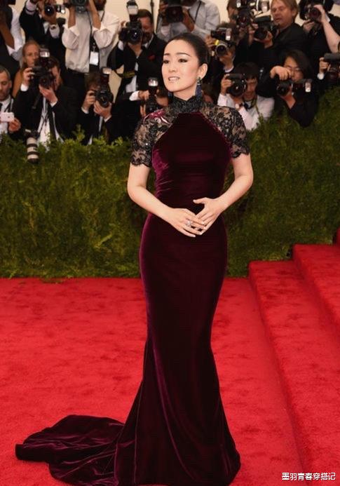 巩俐|巩俐和老公逛街，穿皮草踩毛绒靴太土气，大17岁老公更显年轻