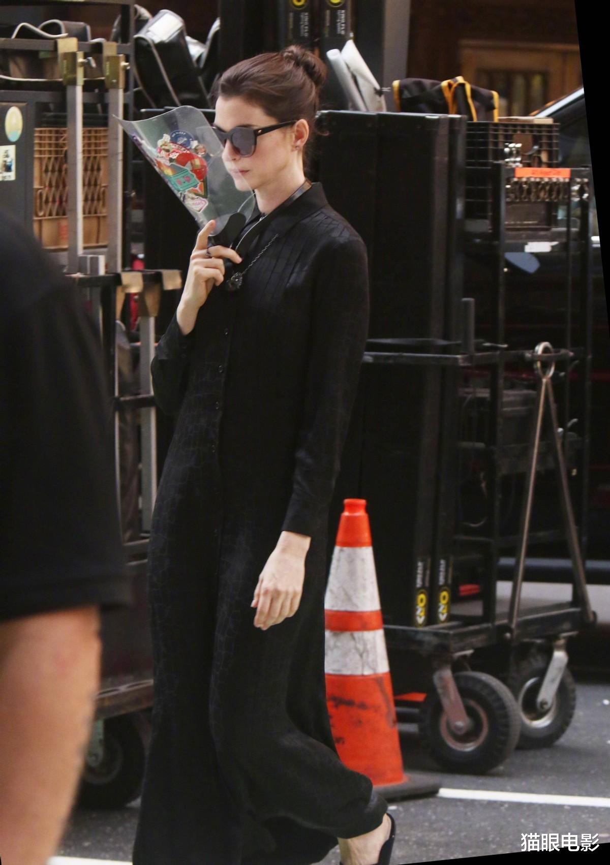 安妮·海瑟薇|38岁安妮海瑟薇亮相片场，身材纤细体态美，网友：还是公主一样