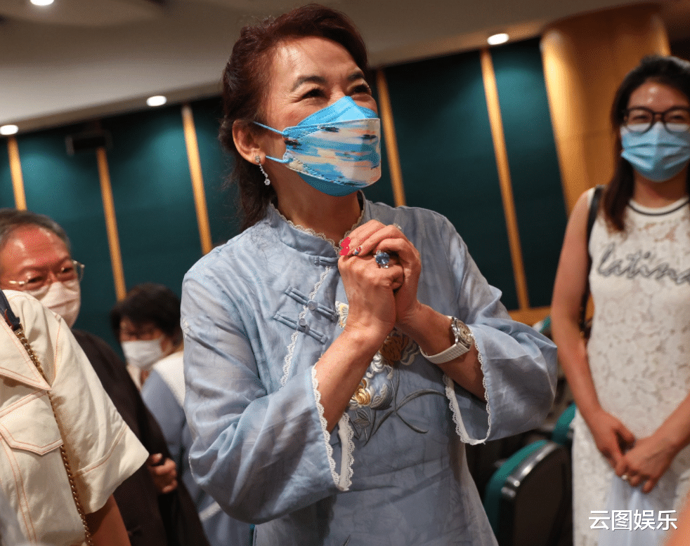 |64岁动作女星罗芙洛变化大，与孟海分手后单身至今，女儿靓丽出众