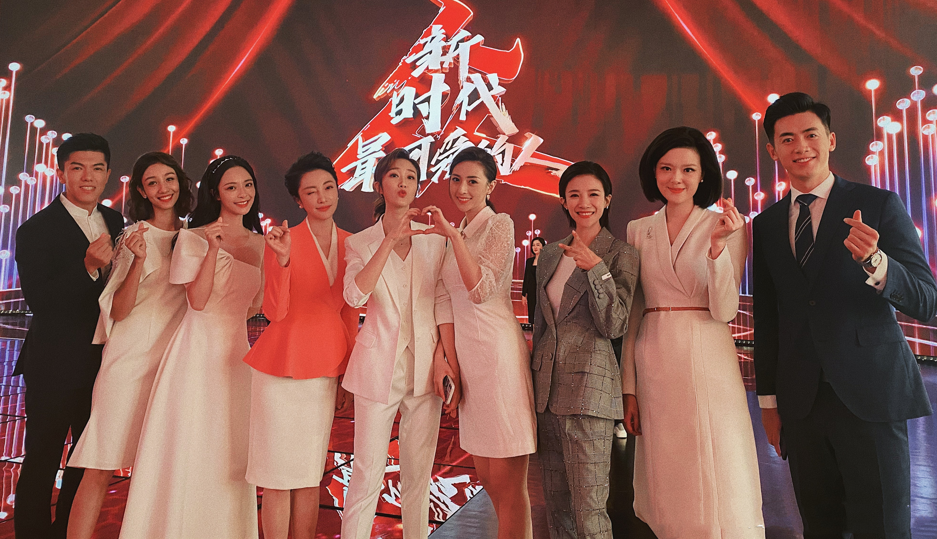 主持人|张舒越主持直播类型综艺出现明显失误，任鲁豫上演教科书式教学