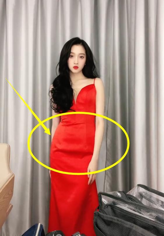 关晓彤|关晓彤跳个舞也要穿紧身裙，看到她来回扭动的胯：说生过仨我都信