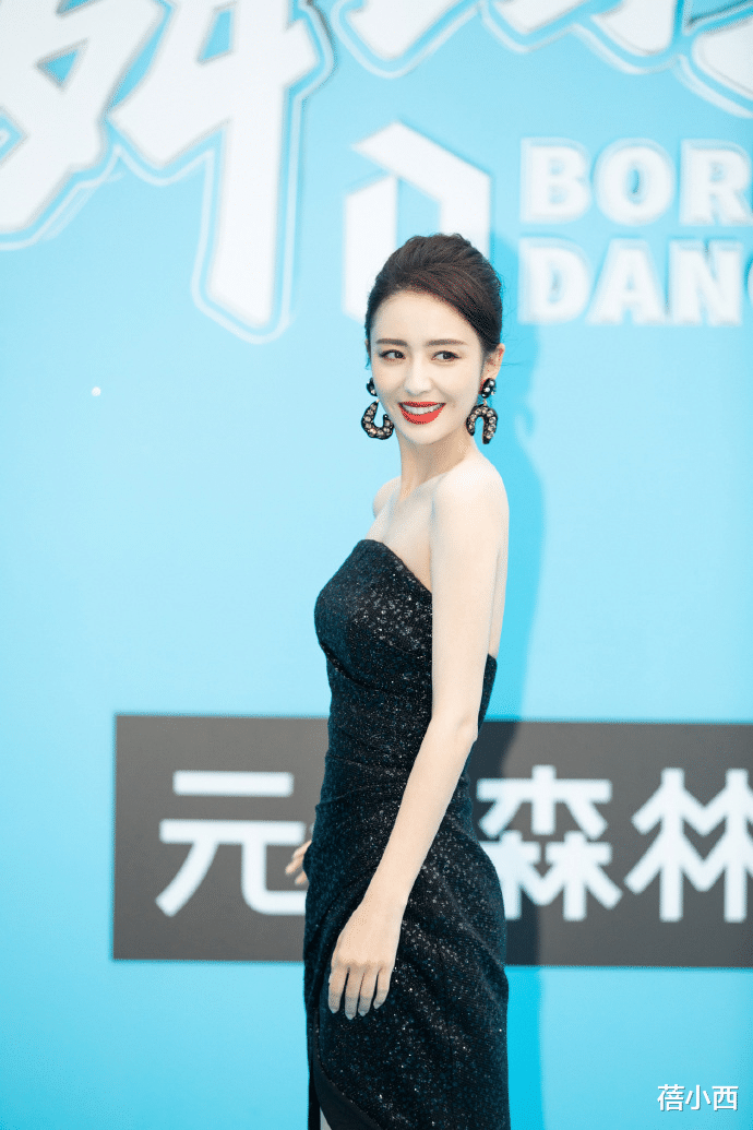 张智霖|38岁的佟丽娅真是人间尤物,穿黑色抹胸裙优雅迷人,美成全场焦点