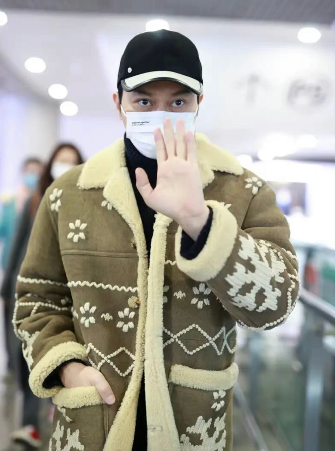 毛林林|袁咏仪随性惯了，素颜走机场也不在乎，张智霖穿6万大衣倒挺时髦